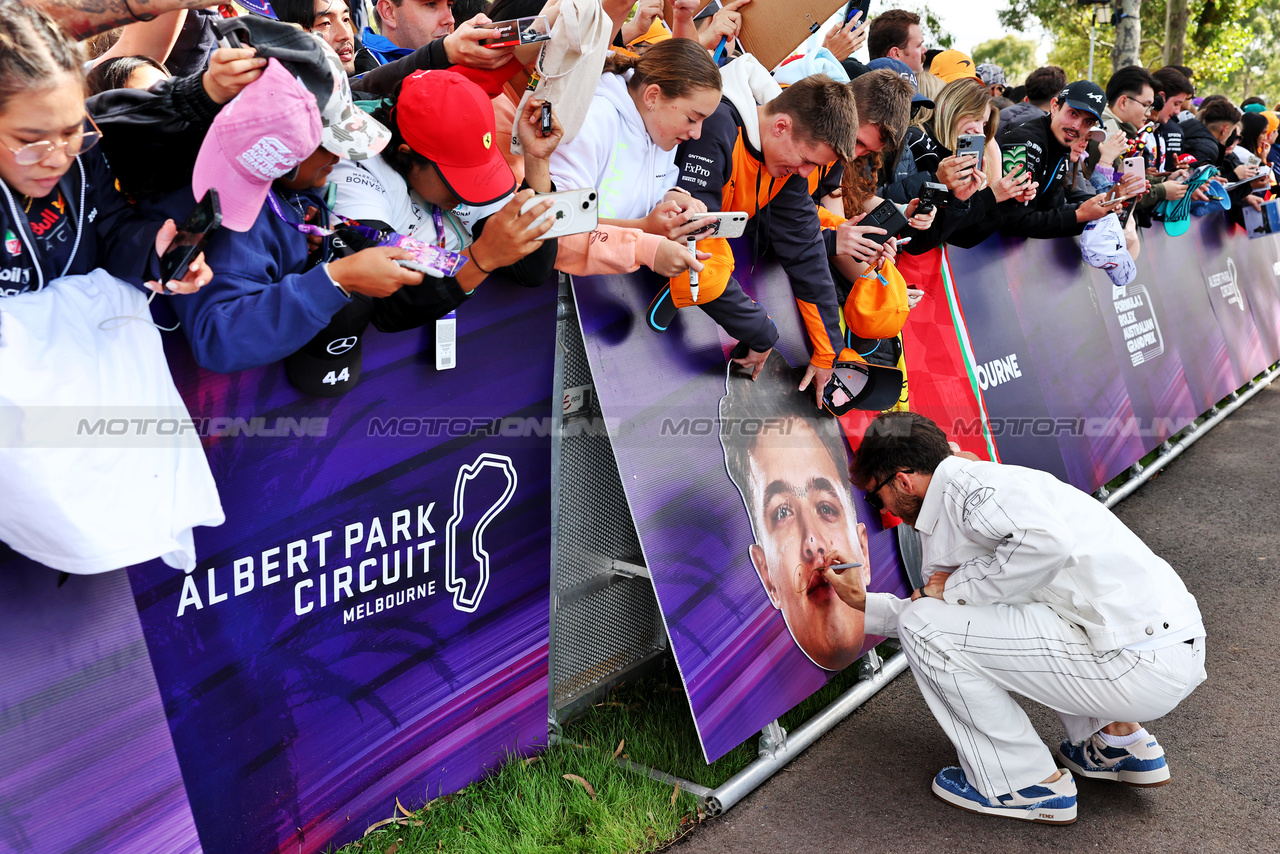 GP AUSTRALIA, Pierre Gasly (FRA) Alpine F1 Team with fans.

31.03.2023. Formula 1 World Championship, Rd 3, Australian Grand Prix, Albert Park, Melbourne, Australia, Practice Day.

- www.xpbimages.com, EMail: requests@xpbimages.com ¬© Copyright: Moy / XPB Images
