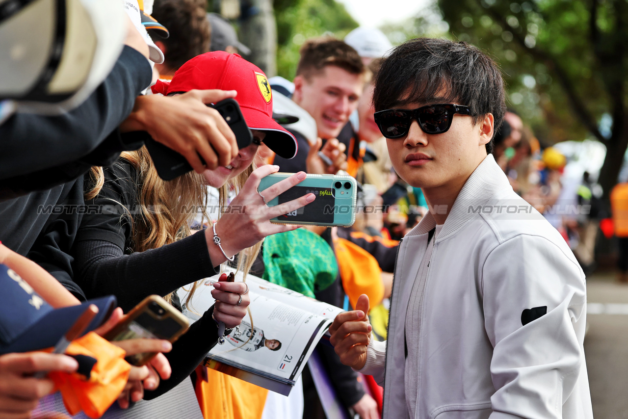 GP AUSTRALIA, Yuki Tsunoda (JPN) AlphaTauri with fans.

31.03.2023. Formula 1 World Championship, Rd 3, Australian Grand Prix, Albert Park, Melbourne, Australia, Practice Day.

- www.xpbimages.com, EMail: requests@xpbimages.com ¬© Copyright: Moy / XPB Images