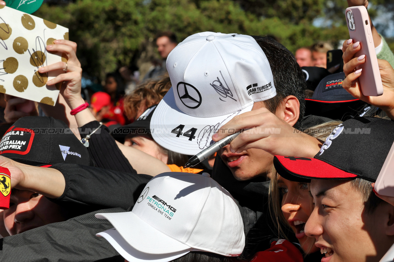 GP AUSTRALIA, Circuit Atmosfera - fans with Lewis Hamilton (GBR) Mercedes AMG F1 caps.

31.03.2023. Formula 1 World Championship, Rd 3, Australian Grand Prix, Albert Park, Melbourne, Australia, Practice Day.

- www.xpbimages.com, EMail: requests@xpbimages.com ¬© Copyright: Moy / XPB Images