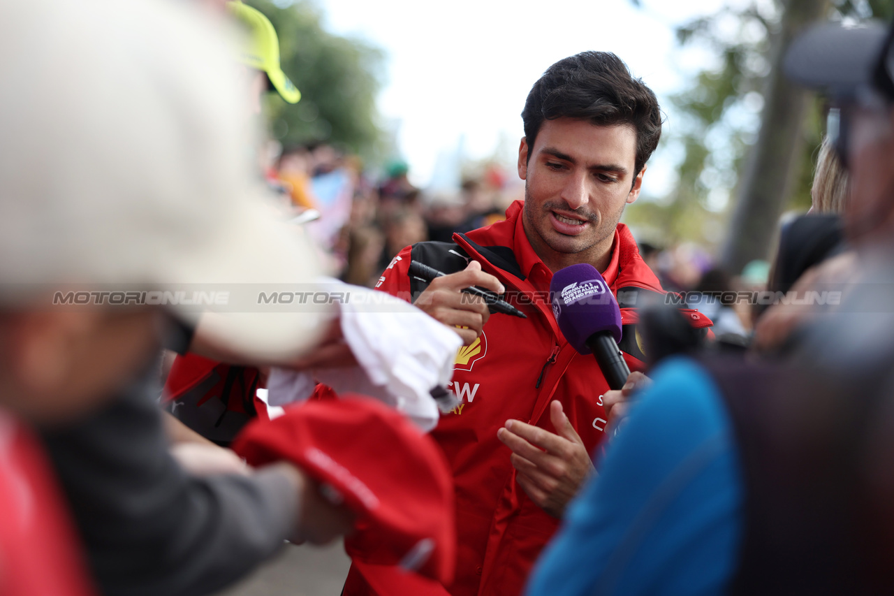 GP AUSTRALIA, Carlos Sainz Jr (ESP) Ferrari with fans.

31.03.2023. Formula 1 World Championship, Rd 3, Australian Grand Prix, Albert Park, Melbourne, Australia, Practice Day.

- www.xpbimages.com, EMail: requests@xpbimages.com ¬© Copyright: Bearne / XPB Images