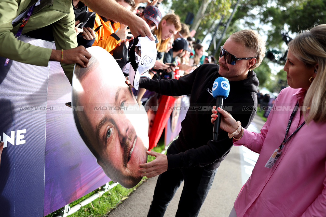 GP AUSTRALIA, Valtteri Bottas (FIN) Alfa Romeo F1 Team with Rosanna Tennant (GBR) F1 Presenter.

31.03.2023. Formula 1 World Championship, Rd 3, Australian Grand Prix, Albert Park, Melbourne, Australia, Practice Day.

- www.xpbimages.com, EMail: requests@xpbimages.com ¬© Copyright: Bearne / XPB Images