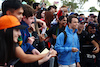 GP AUSTRALIA, Nyck de Vries (NLD) AlphaTauri with fans.
31.03.2023. Formula 1 World Championship, Rd 3, Australian Grand Prix, Albert Park, Melbourne, Australia, Practice Day.
 - www.xpbimages.com, EMail: requests@xpbimages.com ¬© Copyright: Coates / XPB Images