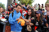 GP AUSTRALIA, Nyck de Vries (NLD) AlphaTauri with fans.
31.03.2023. Formula 1 World Championship, Rd 3, Australian Grand Prix, Albert Park, Melbourne, Australia, Practice Day.
- www.xpbimages.com, EMail: requests@xpbimages.com ¬© Copyright: Moy / XPB Images