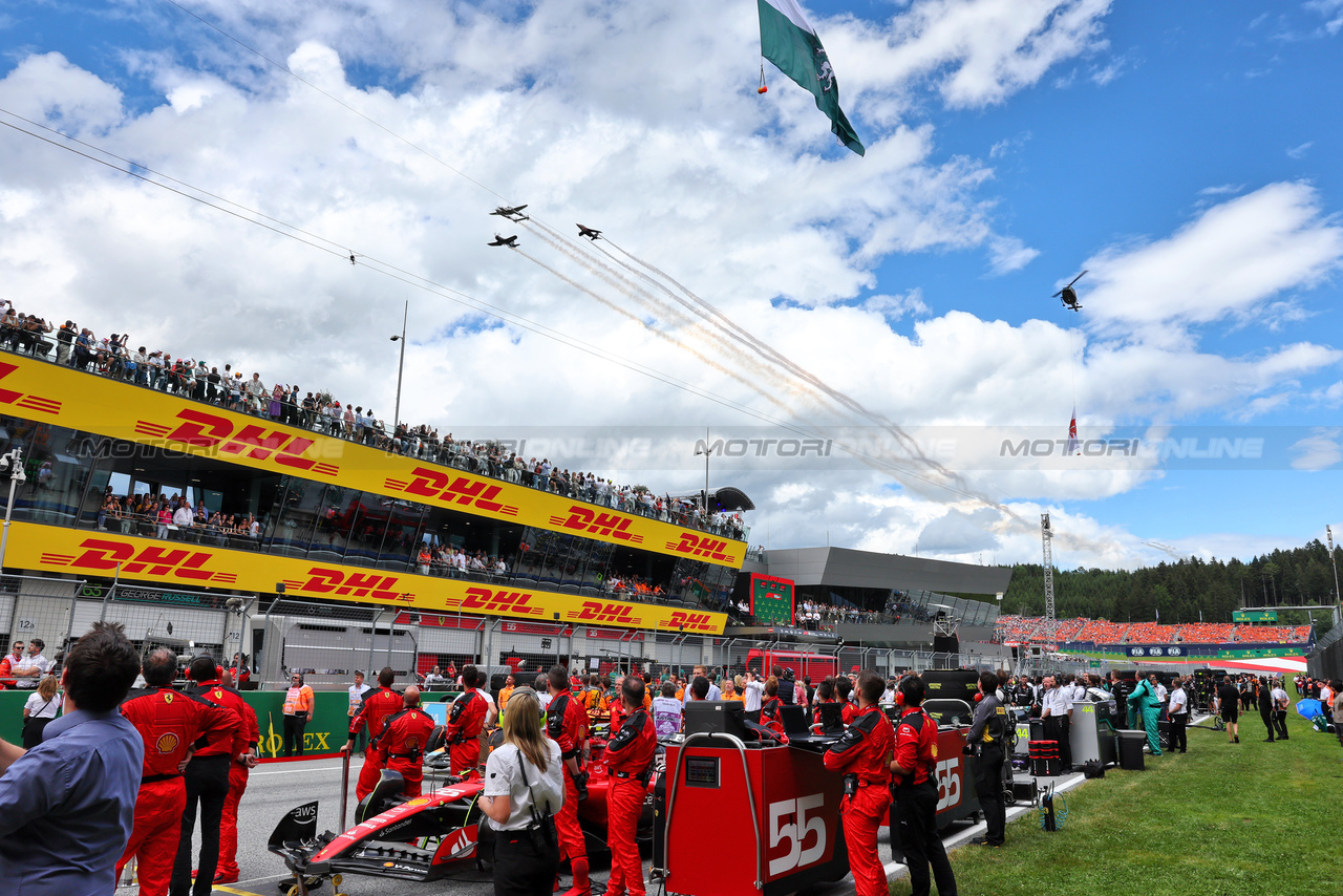 GP AUSTRIA, griglia Atmosfera - Carlos Sainz Jr (ESP) Ferrari SF-23.

02.07.2023. Formula 1 World Championship, Rd 10, Austrian Grand Prix, Spielberg, Austria, Gara Day.

- www.xpbimages.com, EMail: requests@xpbimages.com © Copyright: Batchelor / XPB Images