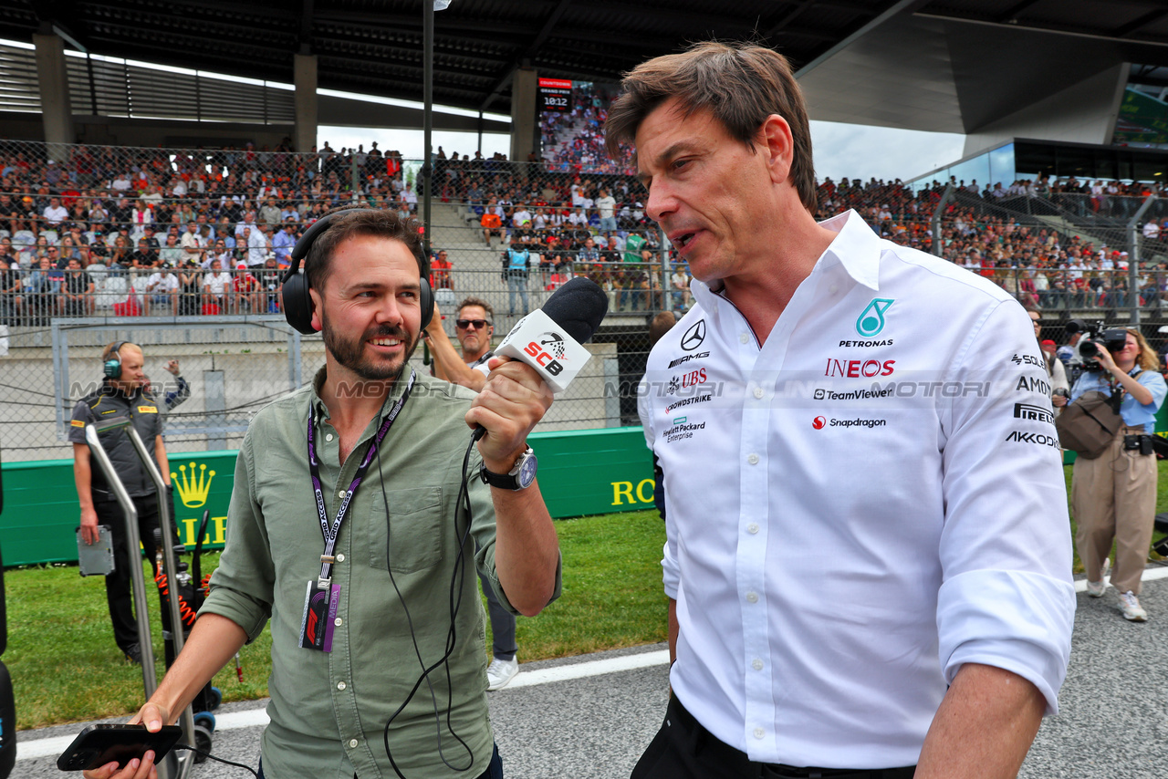GP AUSTRIA, Toto Wolff (GER) Mercedes AMG F1 Shareholder e Executive Director with Chris Medland (GBR) Journalist on the grid.

02.07.2023. Formula 1 World Championship, Rd 10, Austrian Grand Prix, Spielberg, Austria, Gara Day.

- www.xpbimages.com, EMail: requests@xpbimages.com © Copyright: Batchelor / XPB Images