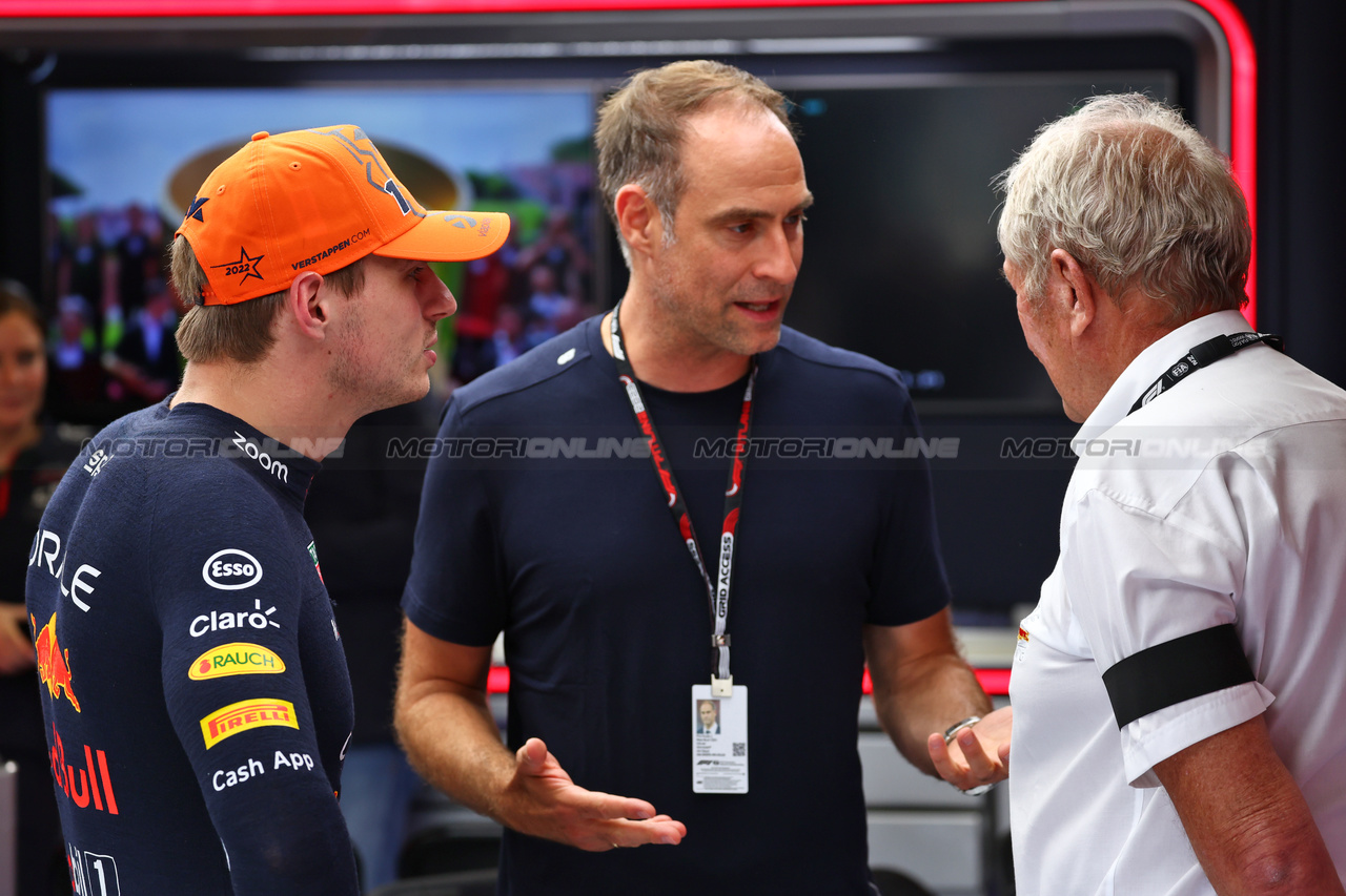 GP AUSTRIA, (L to R): Max Verstappen (NLD) Red Bull Racing with Oliver Mintzlaff (GER) Red Bull Racing Chief Executive Officer e Dr Helmut Marko (AUT) Red Bull Motorsport Consultant.

02.07.2023. Formula 1 World Championship, Rd 10, Austrian Grand Prix, Spielberg, Austria, Gara Day.

 - www.xpbimages.com, EMail: requests@xpbimages.com © Copyright: Coates / XPB Images