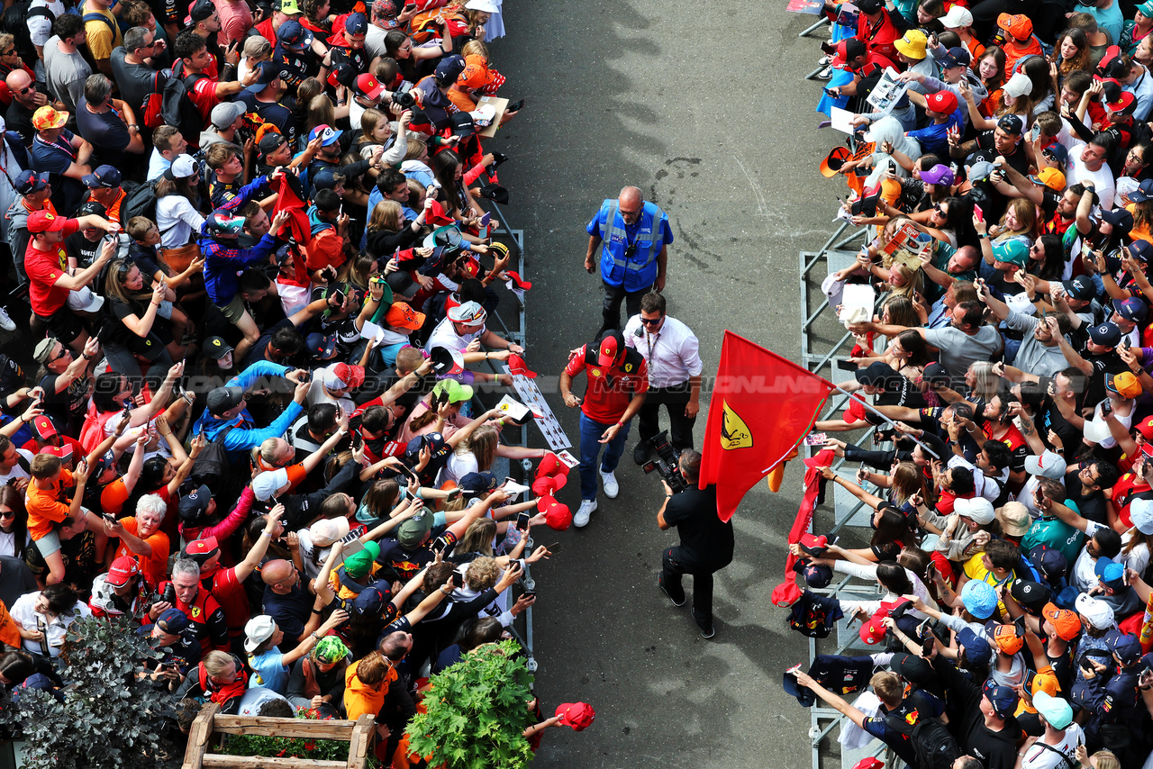 GP AUSTRIA, Carlos Sainz Jr (ESP) Ferrari with fans.

02.07.2023. Formula 1 World Championship, Rd 10, Austrian Grand Prix, Spielberg, Austria, Gara Day.

- www.xpbimages.com, EMail: requests@xpbimages.com © Copyright: Moy / XPB Images