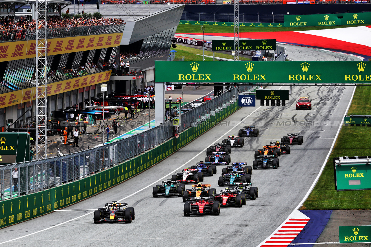 GP AUSTRIA, Max Verstappen (NLD) Red Bull Racing RB19 davanti a at the partenza of the race.

02.07.2023. Formula 1 World Championship, Rd 10, Austrian Grand Prix, Spielberg, Austria, Gara Day.

- www.xpbimages.com, EMail: requests@xpbimages.com © Copyright: Batchelor / XPB Images