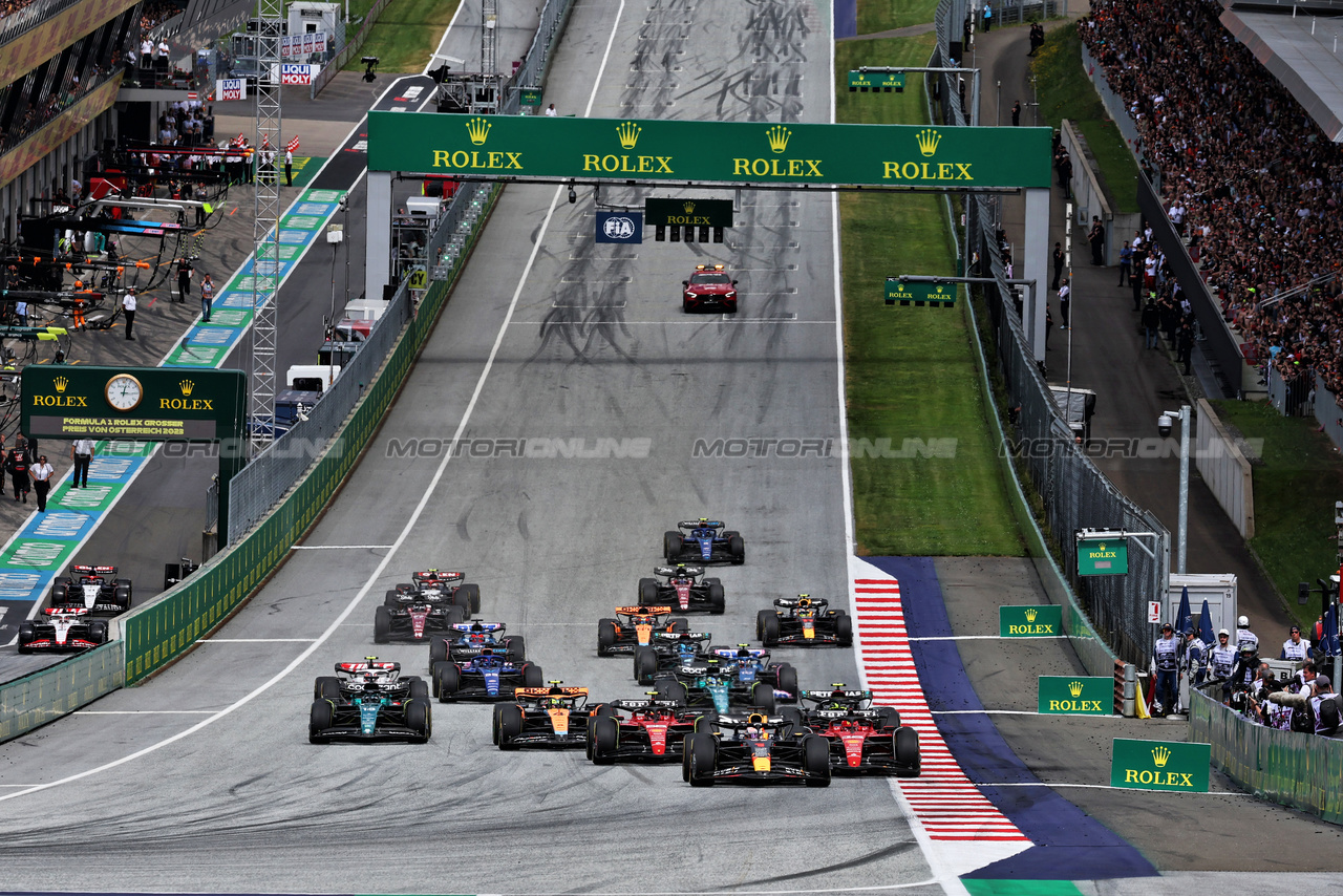 GP AUSTRIA, Max Verstappen (NLD) Red Bull Racing RB19 davanti a at the partenza of the race.

02.07.2023. Formula 1 World Championship, Rd 10, Austrian Grand Prix, Spielberg, Austria, Gara Day.

- www.xpbimages.com, EMail: requests@xpbimages.com © Copyright: Moy / XPB Images