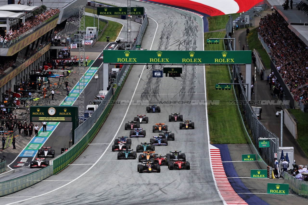GP AUSTRIA, Max Verstappen (NLD) Red Bull Racing RB19 davanti a at the partenza of the race.

02.07.2023. Formula 1 World Championship, Rd 10, Austrian Grand Prix, Spielberg, Austria, Gara Day.

- www.xpbimages.com, EMail: requests@xpbimages.com © Copyright: Moy / XPB Images