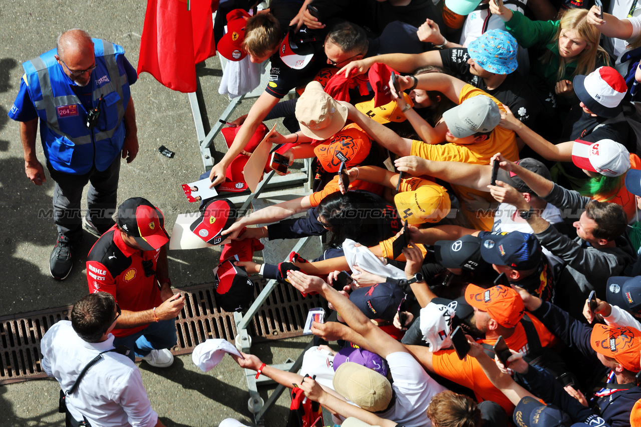GP AUSTRIA, Carlos Sainz Jr (ESP) Ferrari with fans.

02.07.2023. Formula 1 World Championship, Rd 10, Austrian Grand Prix, Spielberg, Austria, Gara Day.

- www.xpbimages.com, EMail: requests@xpbimages.com © Copyright: Moy / XPB Images