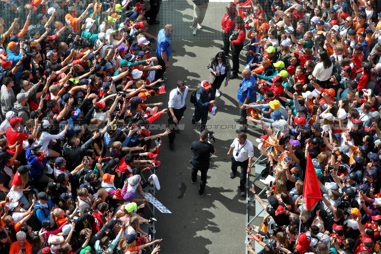 GP AUSTRIA, Nyck de Vries (NLD) AlphaTauri with fans.

02.07.2023. Formula 1 World Championship, Rd 10, Austrian Grand Prix, Spielberg, Austria, Gara Day.

- www.xpbimages.com, EMail: requests@xpbimages.com © Copyright: Moy / XPB Images