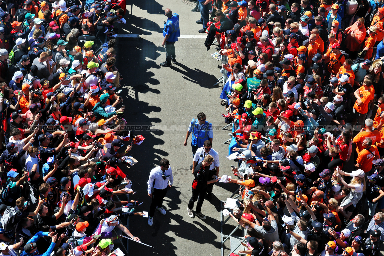 GP AUSTRIA, Nico Hulkenberg (GER) Haas F1 Team with fans.

02.07.2023. Formula 1 World Championship, Rd 10, Austrian Grand Prix, Spielberg, Austria, Gara Day.

- www.xpbimages.com, EMail: requests@xpbimages.com © Copyright: Moy / XPB Images