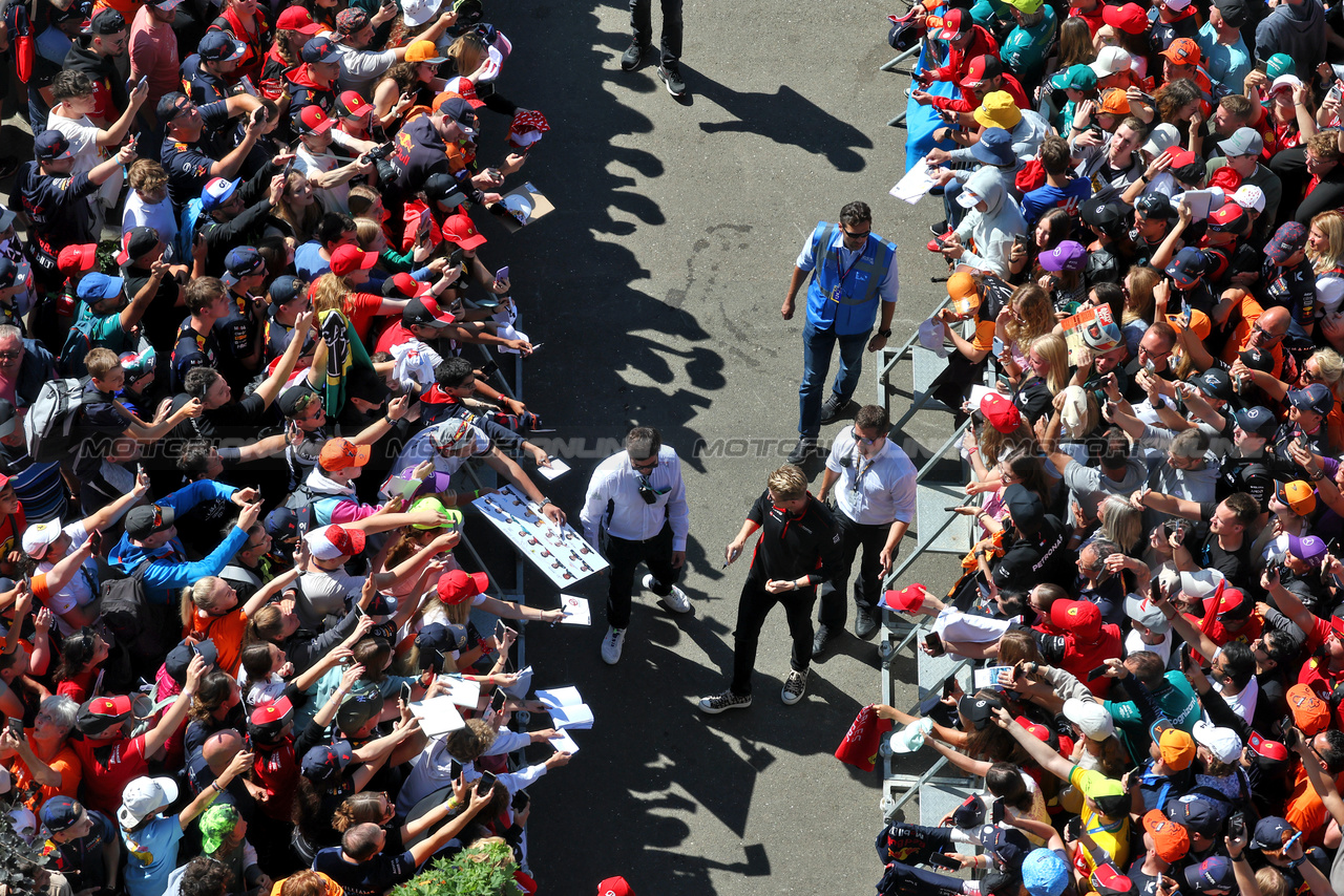 GP AUSTRIA, Nico Hulkenberg (GER) Haas F1 Team with fans.

02.07.2023. Formula 1 World Championship, Rd 10, Austrian Grand Prix, Spielberg, Austria, Gara Day.

- www.xpbimages.com, EMail: requests@xpbimages.com © Copyright: Moy / XPB Images