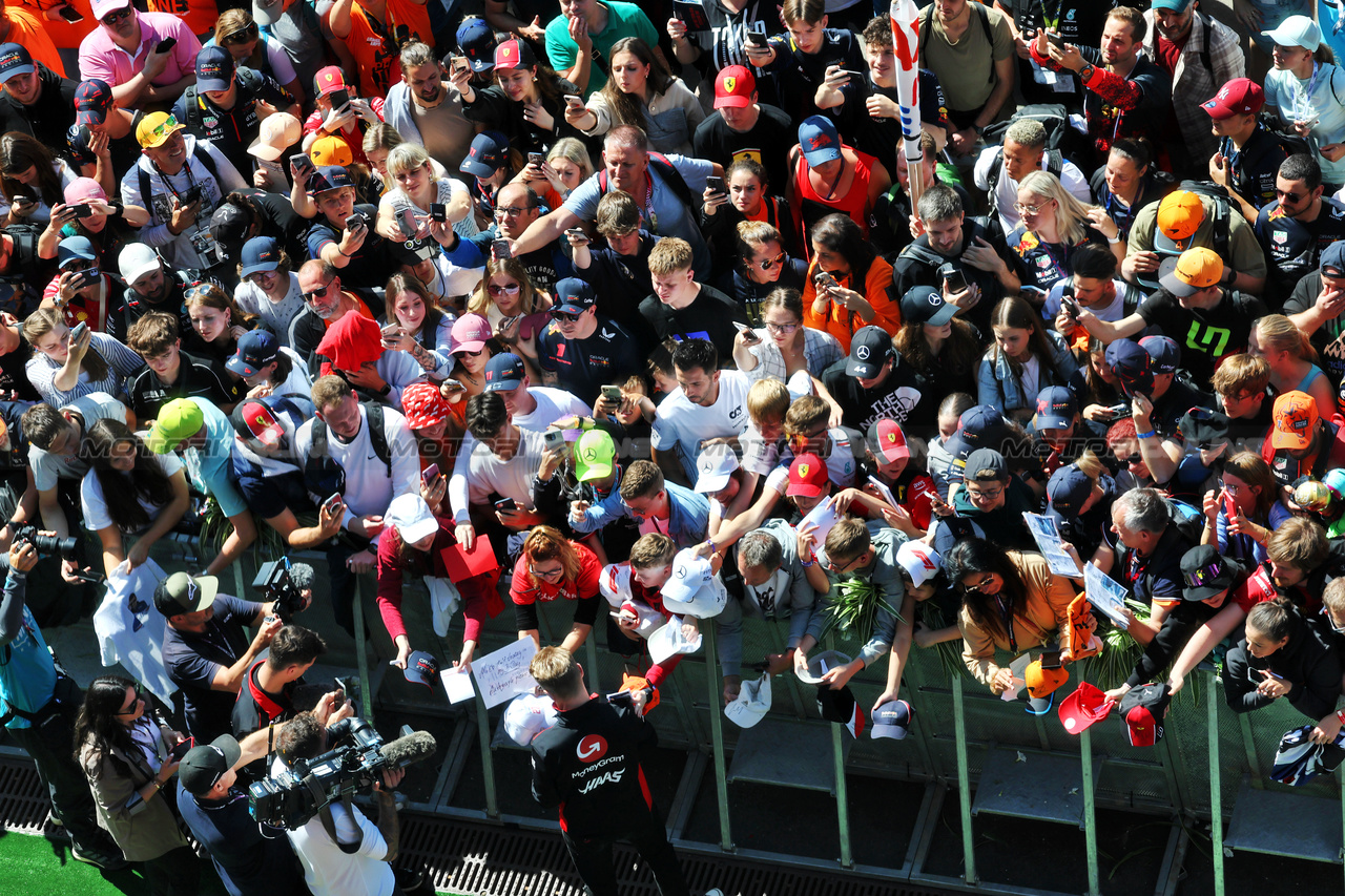 GP AUSTRIA, Nico Hulkenberg (GER) Haas F1 Team with fans.

02.07.2023. Formula 1 World Championship, Rd 10, Austrian Grand Prix, Spielberg, Austria, Gara Day.

- www.xpbimages.com, EMail: requests@xpbimages.com © Copyright: Moy / XPB Images