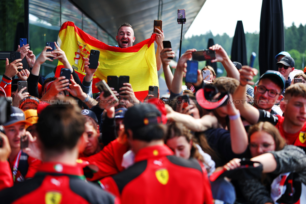 GP AUSTRIA, Carlos Sainz Jr (ESP) Ferrari with fans.

02.07.2023. Formula 1 World Championship, Rd 10, Austrian Grand Prix, Spielberg, Austria, Gara Day.

 - www.xpbimages.com, EMail: requests@xpbimages.com © Copyright: Coates / XPB Images