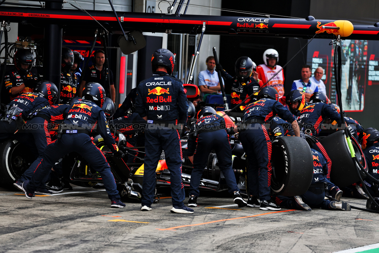 GP AUSTRIA, Max Verstappen (NLD) Red Bull Racing RB19 makes a pit stop.

02.07.2023. Formula 1 World Championship, Rd 10, Austrian Grand Prix, Spielberg, Austria, Gara Day.

- www.xpbimages.com, EMail: requests@xpbimages.com © Copyright: Moy / XPB Images
