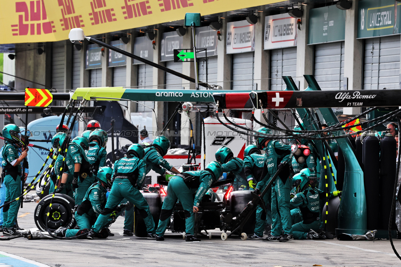 GP AUSTRIA, Lance Stroll (CDN) Aston Martin F1 Team AMR23 makes a pit stop.

02.07.2023. Formula 1 World Championship, Rd 10, Austrian Grand Prix, Spielberg, Austria, Gara Day.

- www.xpbimages.com, EMail: requests@xpbimages.com © Copyright: Moy / XPB Images