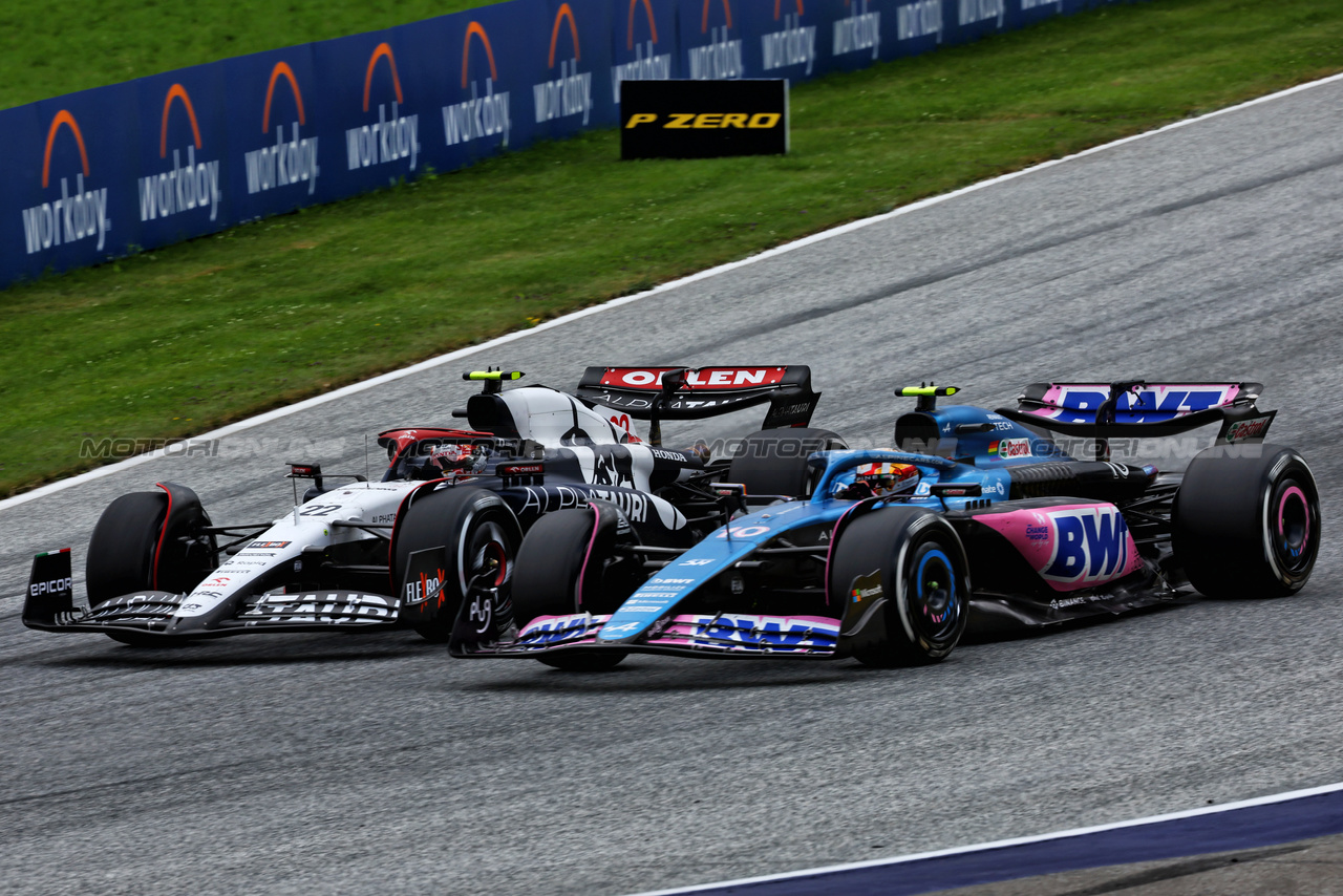 GP AUSTRIA, Yuki Tsunoda (JPN) AlphaTauri AT04 e Pierre Gasly (FRA) Alpine F1 Team A523 battle for position.

02.07.2023. Formula 1 World Championship, Rd 10, Austrian Grand Prix, Spielberg, Austria, Gara Day.

 - www.xpbimages.com, EMail: requests@xpbimages.com © Copyright: Coates / XPB Images
