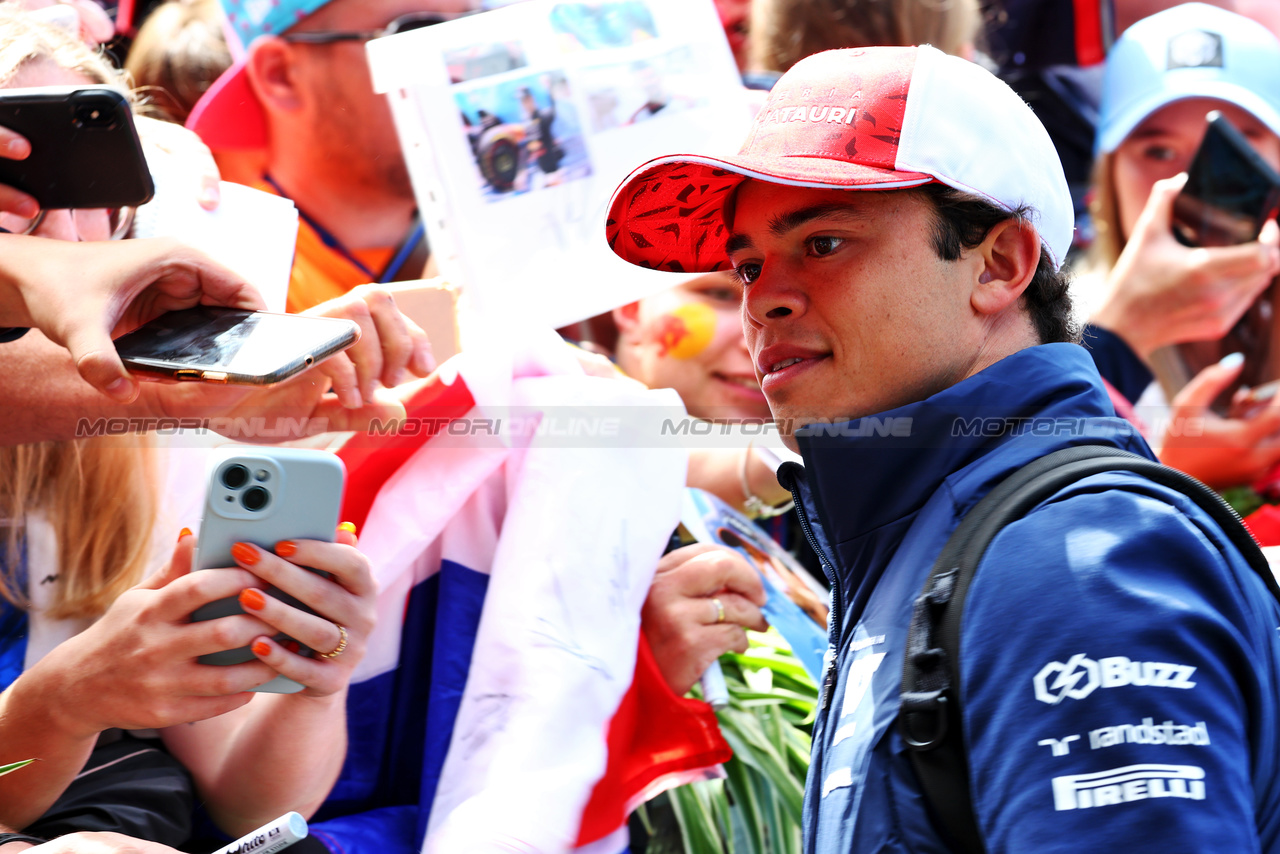 GP AUSTRIA, Nyck de Vries (NLD) AlphaTauri with fans.

02.07.2023. Formula 1 World Championship, Rd 10, Austrian Grand Prix, Spielberg, Austria, Gara Day.

 - www.xpbimages.com, EMail: requests@xpbimages.com © Copyright: Coates / XPB Images