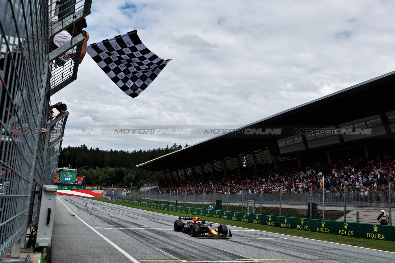 GP AUSTRIA, Gara winner Max Verstappen (NLD) Red Bull Racing RB19 takes the chequered flag at the end of the race.

02.07.2023. Formula 1 World Championship, Rd 10, Austrian Grand Prix, Spielberg, Austria, Gara Day.

- www.xpbimages.com, EMail: requests@xpbimages.com © Copyright: Moy / XPB Images