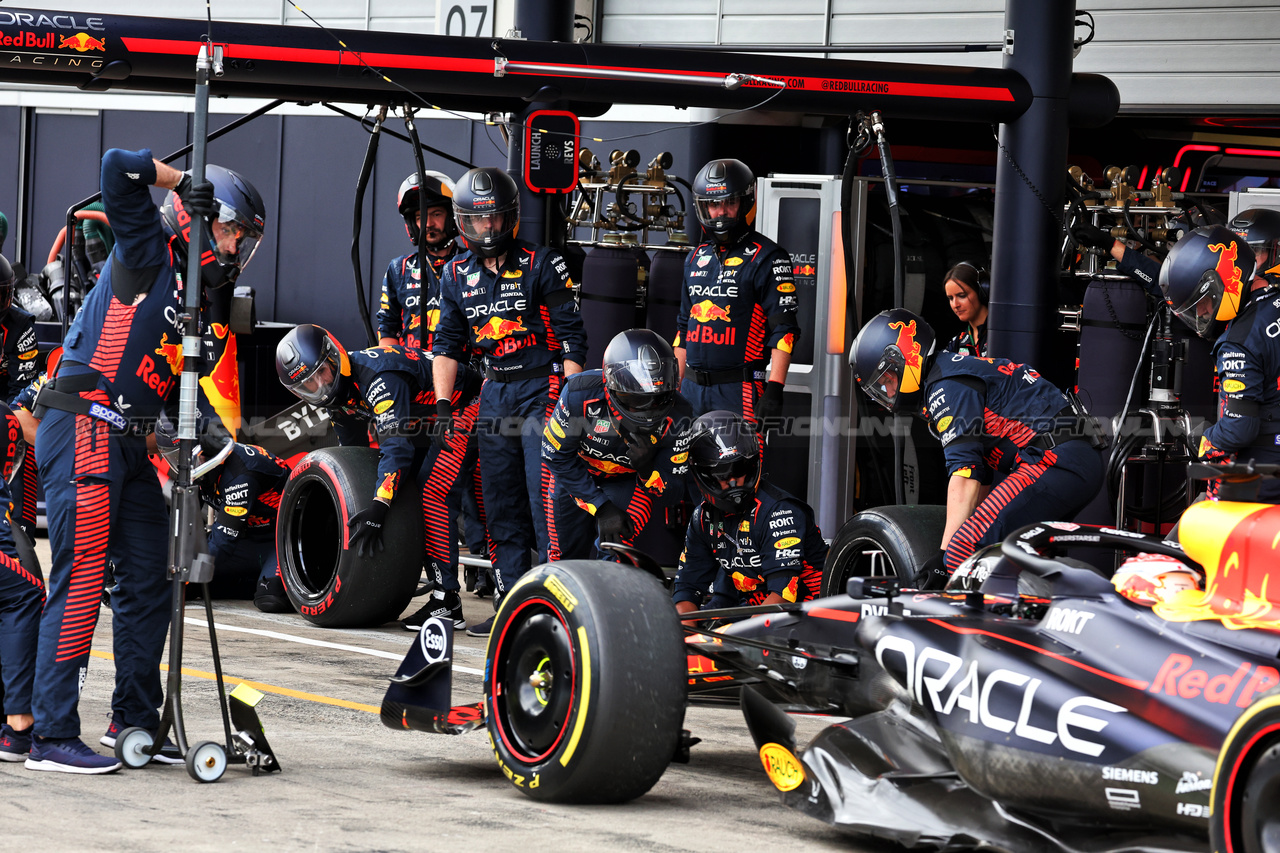 GP AUSTRIA, Max Verstappen (NLD) Red Bull Racing RB19 makes a pit stop.

02.07.2023. Formula 1 World Championship, Rd 10, Austrian Grand Prix, Spielberg, Austria, Gara Day.

- www.xpbimages.com, EMail: requests@xpbimages.com © Copyright: Moy / XPB Images