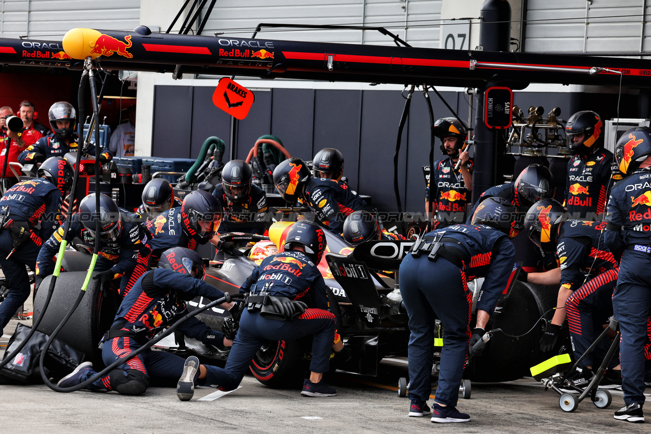 GP AUSTRIA, Max Verstappen (NLD) Red Bull Racing RB19 makes a pit stop.

02.07.2023. Formula 1 World Championship, Rd 10, Austrian Grand Prix, Spielberg, Austria, Gara Day.

- www.xpbimages.com, EMail: requests@xpbimages.com © Copyright: Moy / XPB Images