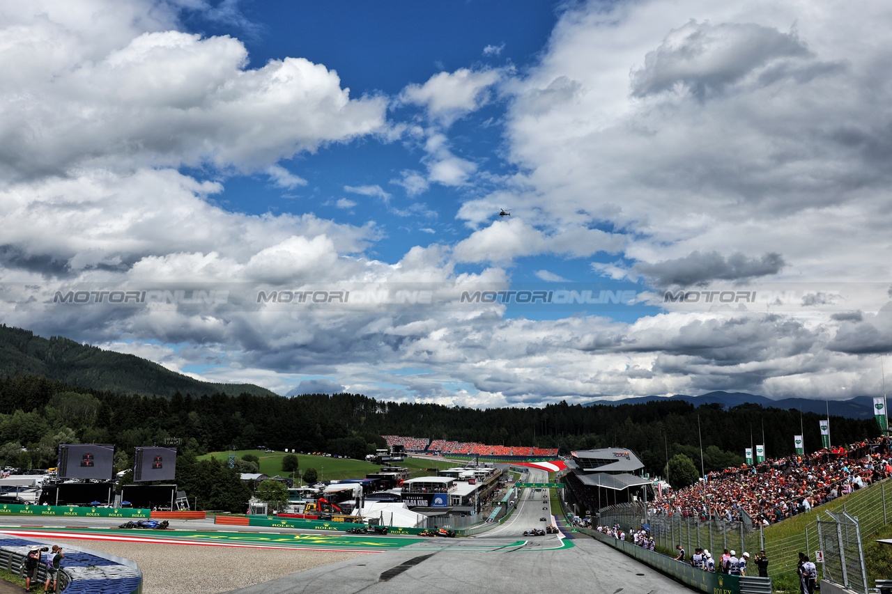 GP AUSTRIA, Alexander Albon (THA) Williams Racing FW45 davanti a George Russell (GBR) Mercedes AMG F1 W14 e Sergio Perez (MEX) Red Bull Racing RB19.

02.07.2023. Formula 1 World Championship, Rd 10, Austrian Grand Prix, Spielberg, Austria, Gara Day.

- www.xpbimages.com, EMail: requests@xpbimages.com © Copyright: Moy / XPB Images