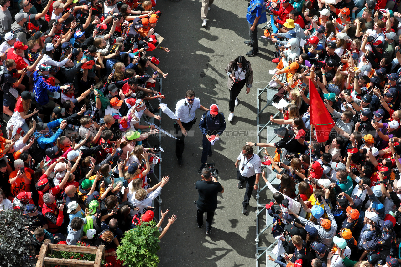 GP AUSTRIA, Nyck de Vries (NLD) AlphaTauri with fans.

02.07.2023. Formula 1 World Championship, Rd 10, Austrian Grand Prix, Spielberg, Austria, Gara Day.

- www.xpbimages.com, EMail: requests@xpbimages.com © Copyright: Moy / XPB Images