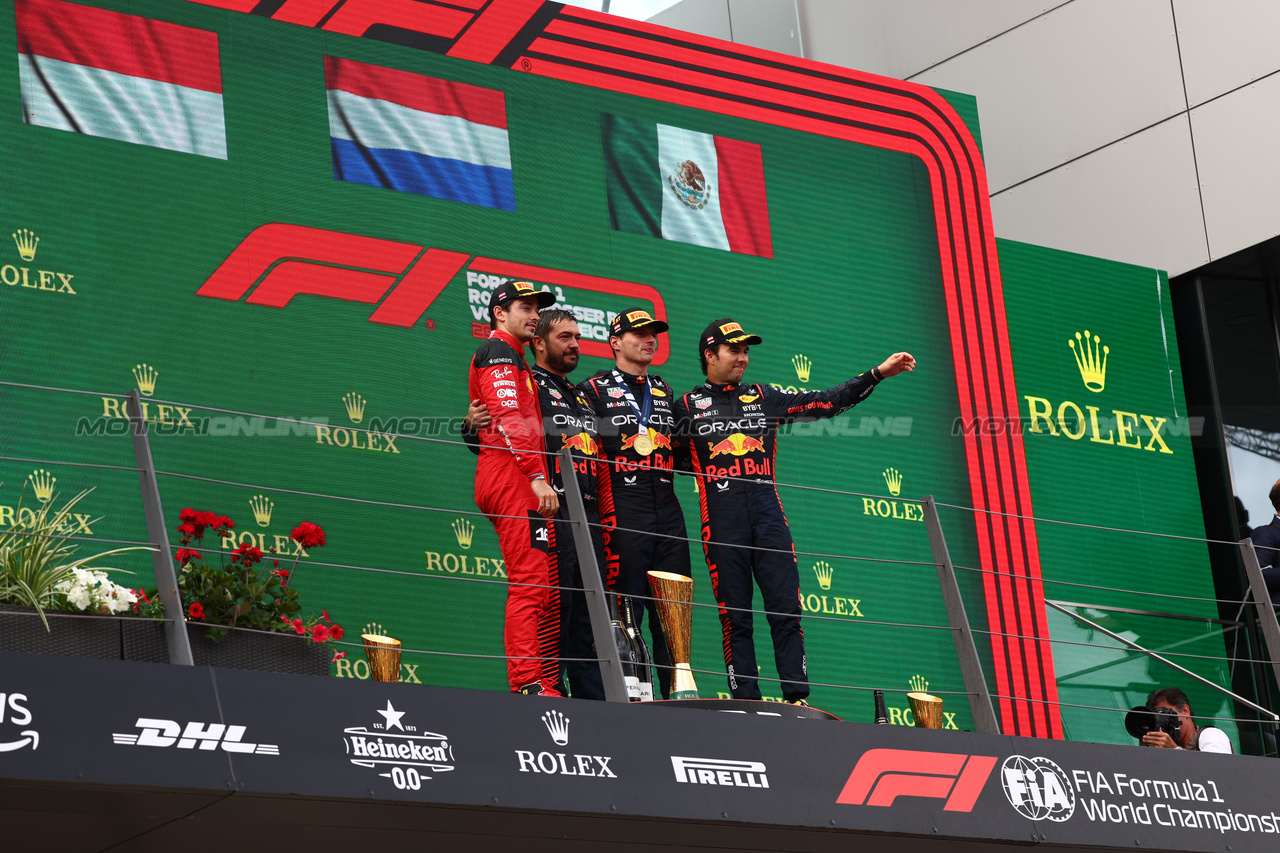 GP AUSTRIA, 
2nd place Charles Leclerc (MON) Ferrari F1-23 with Phil Turner (GBR) Red Bull Racing Chief Mechanic Representing Red Bull, 1st place Max Verstappen (NLD) Red Bull Racing e 3rd place Sergio Perez (MEX) Red Bull Racing RB19. 02.07.2023. Formula 1 World Championship, Rd 10, Austrian Grand Prix, Spielberg, Austria, Gara Day. - www.xpbimages.com, EMail: requests@xpbimages.com © Copyright: Batchelor / XPB Images