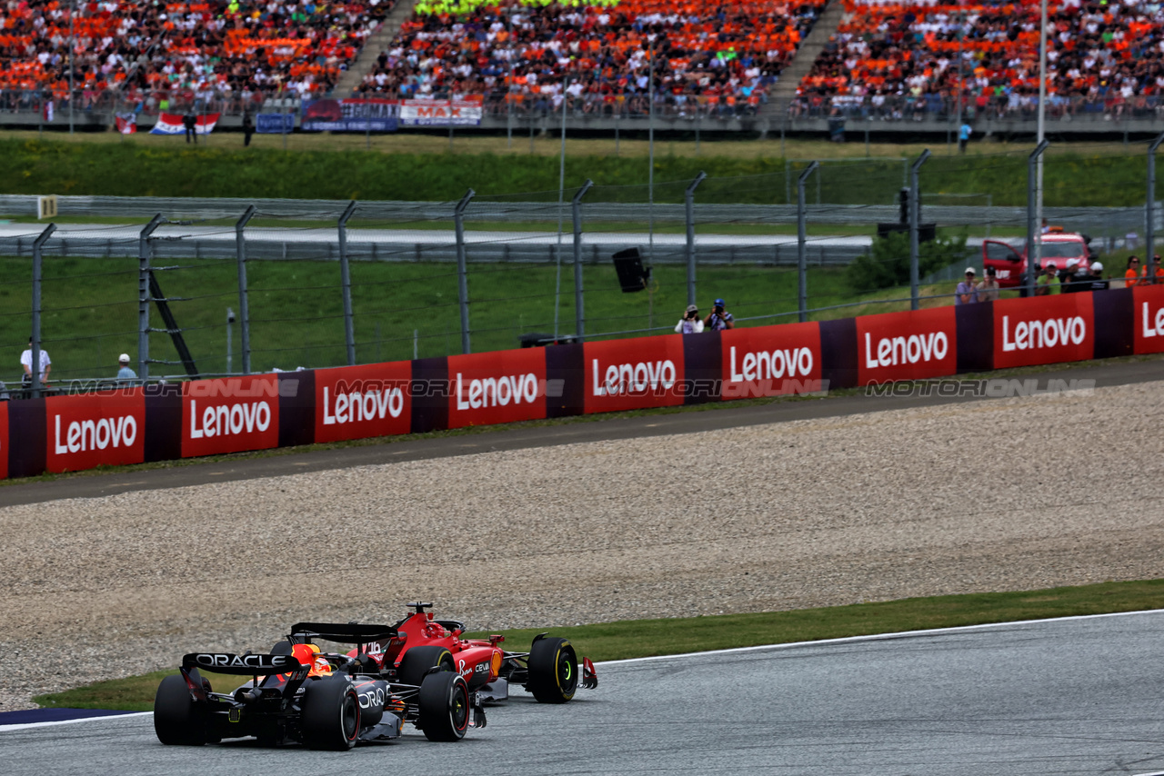 GP AUSTRIA, Charles Leclerc (MON) Ferrari SF-23 davanti a Max Verstappen (NLD) Red Bull Racing RB19.

02.07.2023. Formula 1 World Championship, Rd 10, Austrian Grand Prix, Spielberg, Austria, Gara Day.

 - www.xpbimages.com, EMail: requests@xpbimages.com © Copyright: Coates / XPB Images