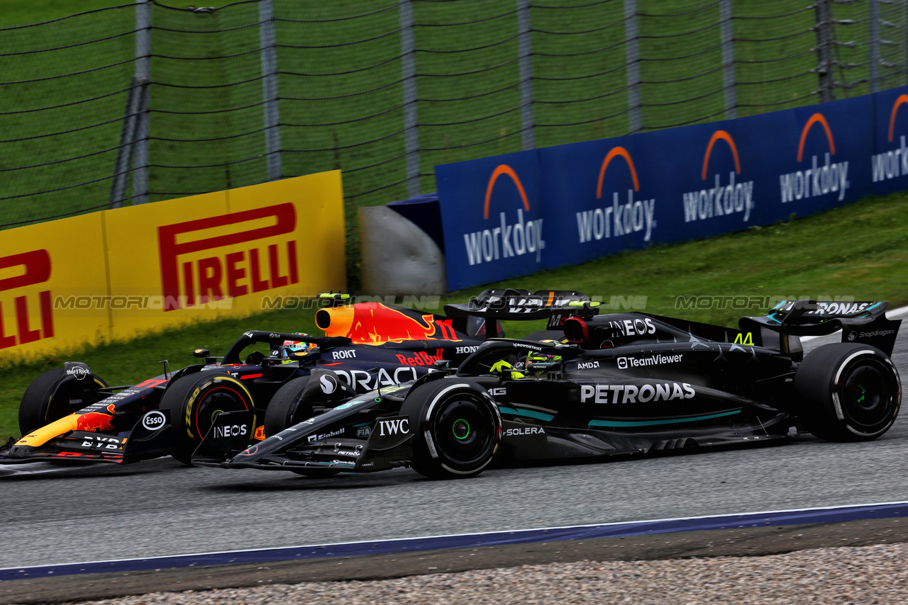 GP AUSTRIA, Sergio Perez (MEX) Red Bull Racing RB19 e Lewis Hamilton (GBR) Mercedes AMG F1 W14 battle for position.

02.07.2023. Formula 1 World Championship, Rd 10, Austrian Grand Prix, Spielberg, Austria, Gara Day.

 - www.xpbimages.com, EMail: requests@xpbimages.com © Copyright: Coates / XPB Images