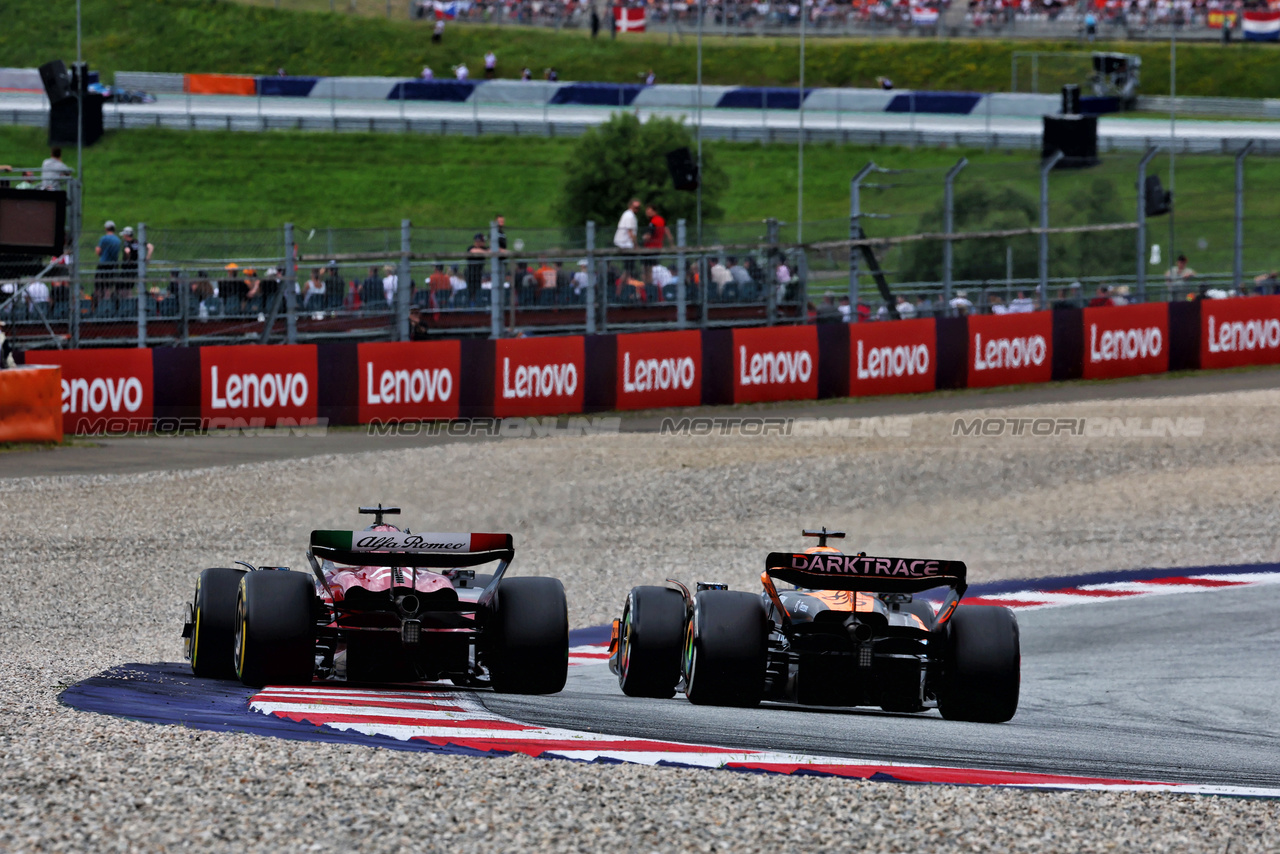 GP AUSTRIA, Valtteri Bottas (FIN) Alfa Romeo F1 Team C43 e Oscar Piastri (AUS) McLaren MCL60 battle for position.

02.07.2023. Formula 1 World Championship, Rd 10, Austrian Grand Prix, Spielberg, Austria, Gara Day.

 - www.xpbimages.com, EMail: requests@xpbimages.com © Copyright: Coates / XPB Images