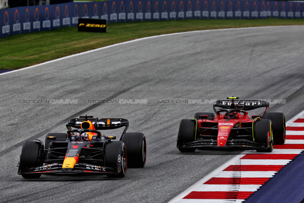 GP AUSTRIA, Max Verstappen (NLD) Red Bull Racing RB19 davanti a Carlos Sainz Jr (ESP) Ferrari SF-23.

02.07.2023. Formula 1 World Championship, Rd 10, Austrian Grand Prix, Spielberg, Austria, Gara Day.

 - www.xpbimages.com, EMail: requests@xpbimages.com © Copyright: Coates / XPB Images