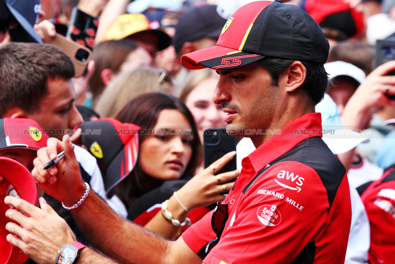 GP AUSTRIA, Carlos Sainz Jr (ESP) Ferrari with fans.

02.07.2023. Formula 1 World Championship, Rd 10, Austrian Grand Prix, Spielberg, Austria, Gara Day.

 - www.xpbimages.com, EMail: requests@xpbimages.com © Copyright: Coates / XPB Images
