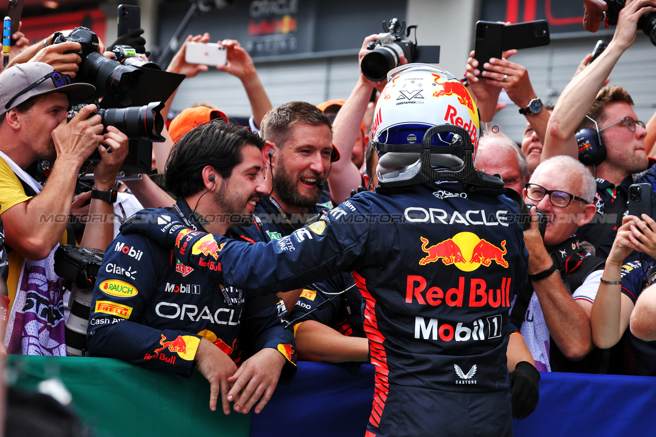GP AUSTRIA, Gara winner Max Verstappen (NLD) Red Bull Racing celebrates with the team in parc ferme.

02.07.2023. Formula 1 World Championship, Rd 10, Austrian Grand Prix, Spielberg, Austria, Gara Day.

- www.xpbimages.com, EMail: requests@xpbimages.com © Copyright: Moy / XPB Images