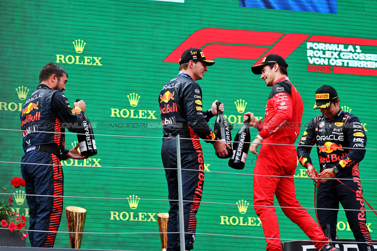 GP AUSTRIA, Gara winner Max Verstappen (NLD) Red Bull Racing (Centre) celebrates on the podium with Phil Turner (GBR) Red Bull Racing Chief Mechanic (Left) e Charles Leclerc (MON) Ferrari.

02.07.2023. Formula 1 World Championship, Rd 10, Austrian Grand Prix, Spielberg, Austria, Gara Day.

- www.xpbimages.com, EMail: requests@xpbimages.com © Copyright: Moy / XPB Images