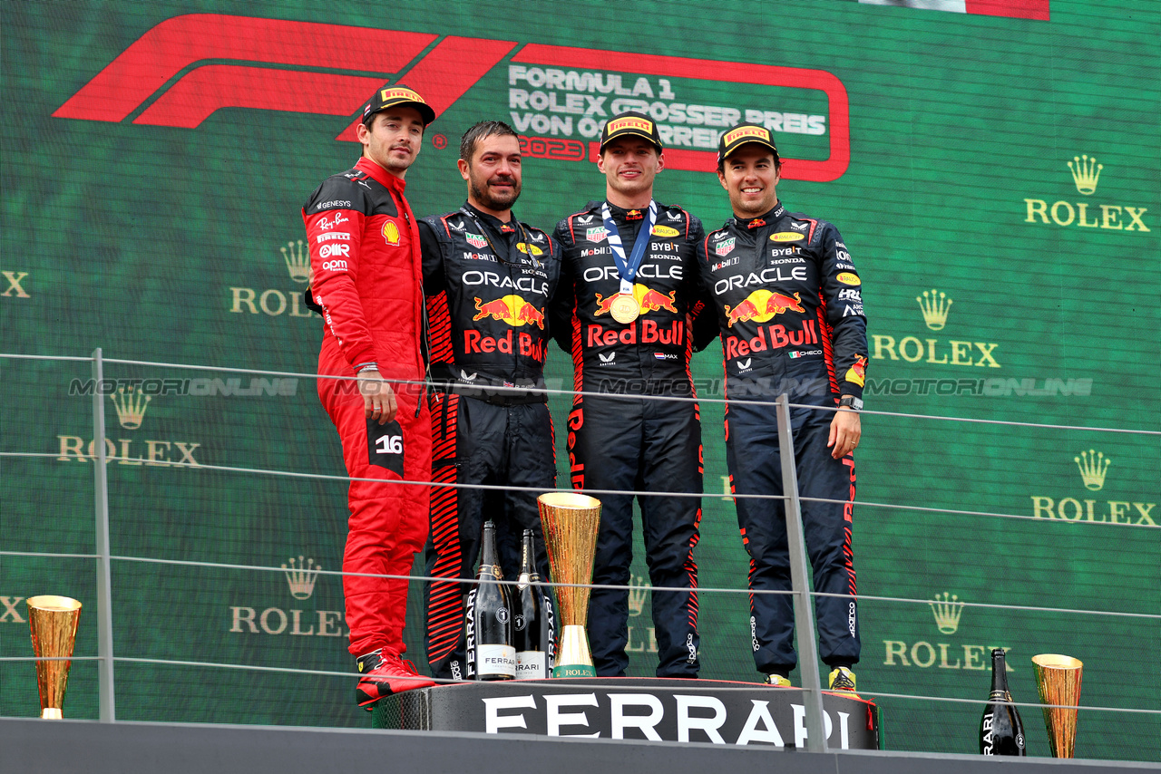 GP AUSTRIA, The podium (L to R): Charles Leclerc (MON) Ferrari, second; Phil Turner (GBR) Red Bull Racing Chief Mechanic; Max Verstappen (NLD) Red Bull Racing, vincitore; Sergio Perez (MEX) Red Bull Racing, third.

02.07.2023. Formula 1 World Championship, Rd 10, Austrian Grand Prix, Spielberg, Austria, Gara Day.

- www.xpbimages.com, EMail: requests@xpbimages.com © Copyright: Moy / XPB Images