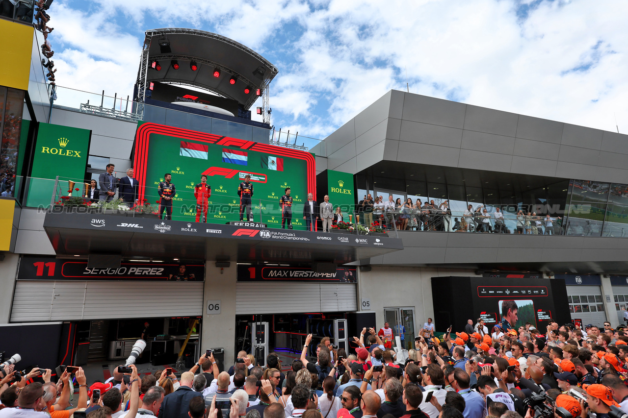 GP AUSTRIA, The podium (L to R): Phil Turner (GBR) Red Bull Racing Chief Mechanic; Charles Leclerc (MON) Ferrari, second; Max Verstappen (NLD) Red Bull Racing, vincitore; Sergio Perez (MEX) Red Bull Racing, third.

02.07.2023. Formula 1 World Championship, Rd 10, Austrian Grand Prix, Spielberg, Austria, Gara Day.

- www.xpbimages.com, EMail: requests@xpbimages.com © Copyright: Moy / XPB Images