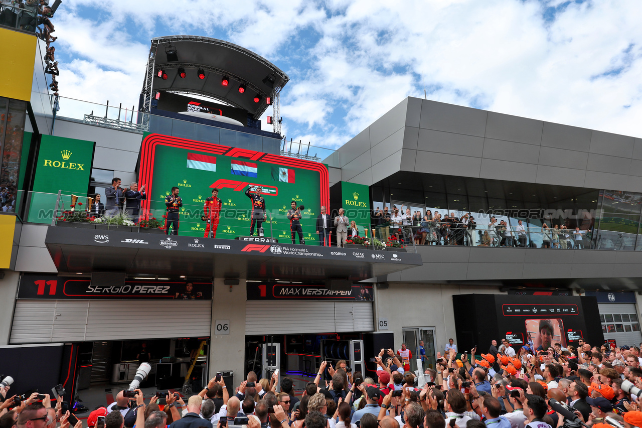 GP AUSTRIA, The podium (L to R): Phil Turner (GBR) Red Bull Racing Chief Mechanic; Charles Leclerc (MON) Ferrari, second; Max Verstappen (NLD) Red Bull Racing, vincitore; Sergio Perez (MEX) Red Bull Racing, third.

02.07.2023. Formula 1 World Championship, Rd 10, Austrian Grand Prix, Spielberg, Austria, Gara Day.

- www.xpbimages.com, EMail: requests@xpbimages.com © Copyright: Moy / XPB Images