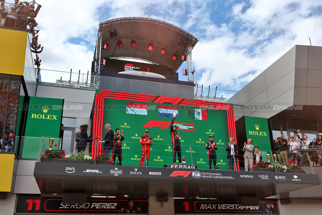 GP AUSTRIA, The podium (L to R): Phil Turner (GBR) Red Bull Racing Chief Mechanic; Charles Leclerc (MON) Ferrari, second; Max Verstappen (NLD) Red Bull Racing, vincitore; Sergio Perez (MEX) Red Bull Racing, third.

02.07.2023. Formula 1 World Championship, Rd 10, Austrian Grand Prix, Spielberg, Austria, Gara Day.

- www.xpbimages.com, EMail: requests@xpbimages.com © Copyright: Moy / XPB Images
