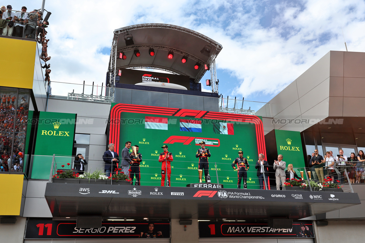 GP AUSTRIA, The podium (L to R): Mark Webber (AUS) Channel 4 Presenter; Phil Turner (GBR) Red Bull Racing Chief Mechanic; Charles Leclerc (MON) Ferrari, second; Max Verstappen (NLD) Red Bull Racing, vincitore; Sergio Perez (MEX) Red Bull Racing, third.

02.07.2023. Formula 1 World Championship, Rd 10, Austrian Grand Prix, Spielberg, Austria, Gara Day.

- www.xpbimages.com, EMail: requests@xpbimages.com © Copyright: Moy / XPB Images
