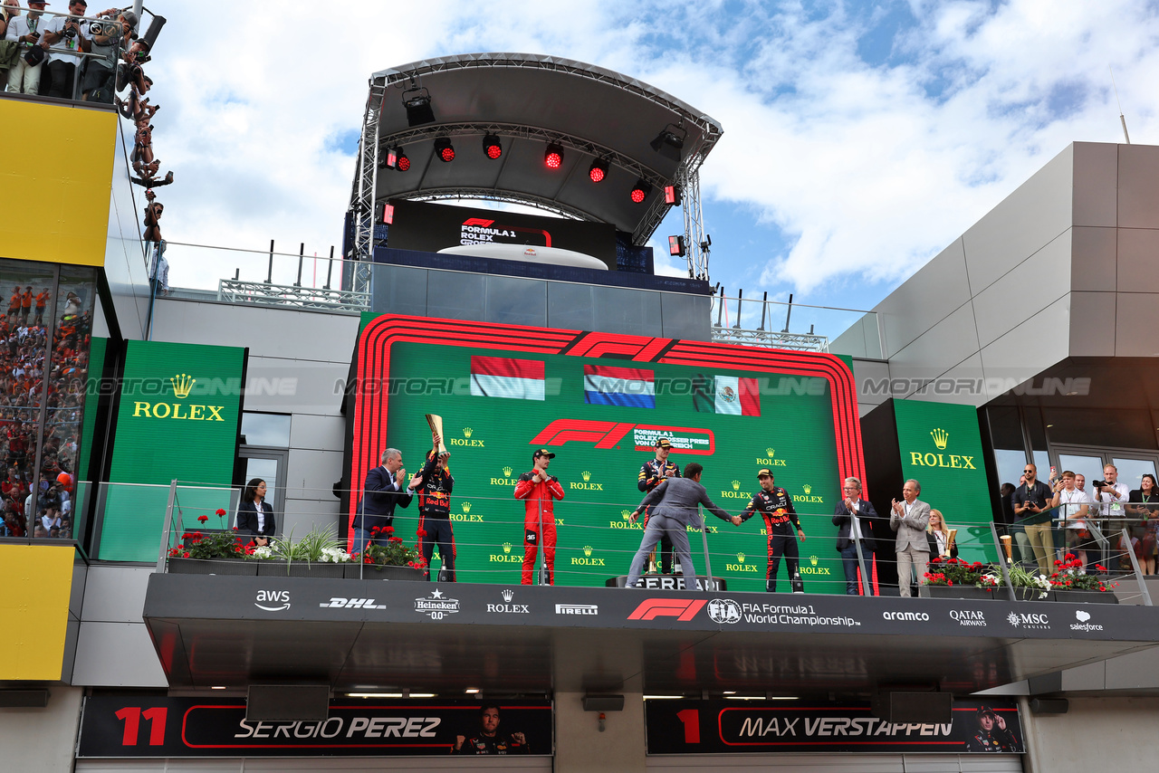 GP AUSTRIA, The podium (L to R): Phil Turner (GBR) Red Bull Racing Chief Mechanic; Charles Leclerc (MON) Ferrari, second; Max Verstappen (NLD) Red Bull Racing, vincitore; Mark Webber (AUS) Channel 4 Presenter; Sergio Perez (MEX) Red Bull Racing, third.

02.07.2023. Formula 1 World Championship, Rd 10, Austrian Grand Prix, Spielberg, Austria, Gara Day.

- www.xpbimages.com, EMail: requests@xpbimages.com © Copyright: Moy / XPB Images