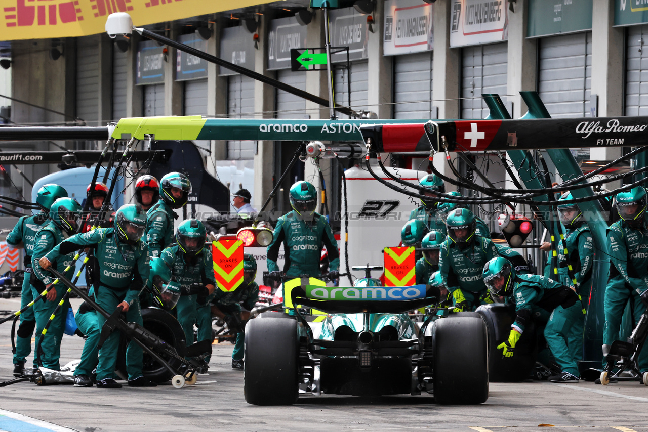 GP AUSTRIA, Lance Stroll (CDN) Aston Martin F1 Team AMR23 makes a pit stop.

02.07.2023. Formula 1 World Championship, Rd 10, Austrian Grand Prix, Spielberg, Austria, Gara Day.

- www.xpbimages.com, EMail: requests@xpbimages.com © Copyright: Moy / XPB Images