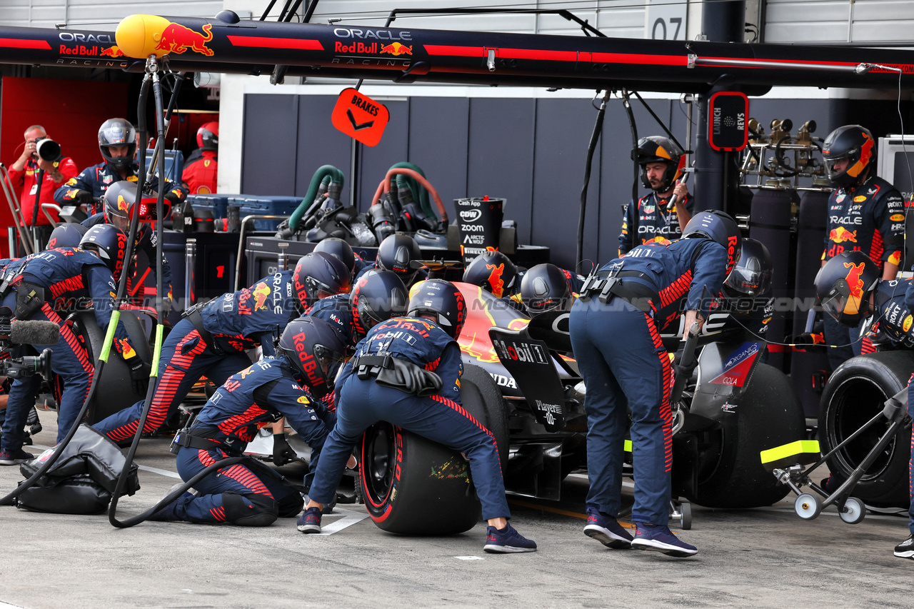 GP AUSTRIA, Max Verstappen (NLD) Red Bull Racing RB19 makes a pit stop.

02.07.2023. Formula 1 World Championship, Rd 10, Austrian Grand Prix, Spielberg, Austria, Gara Day.

- www.xpbimages.com, EMail: requests@xpbimages.com © Copyright: Moy / XPB Images