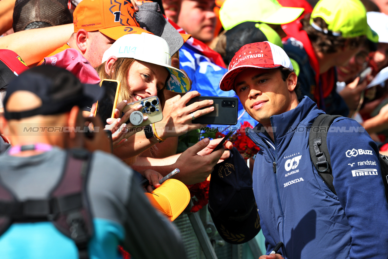 GP AUSTRIA, Nyck de Vries (NLD) AlphaTauri with fans.

02.07.2023. Formula 1 World Championship, Rd 10, Austrian Grand Prix, Spielberg, Austria, Gara Day.

 - www.xpbimages.com, EMail: requests@xpbimages.com © Copyright: Coates / XPB Images