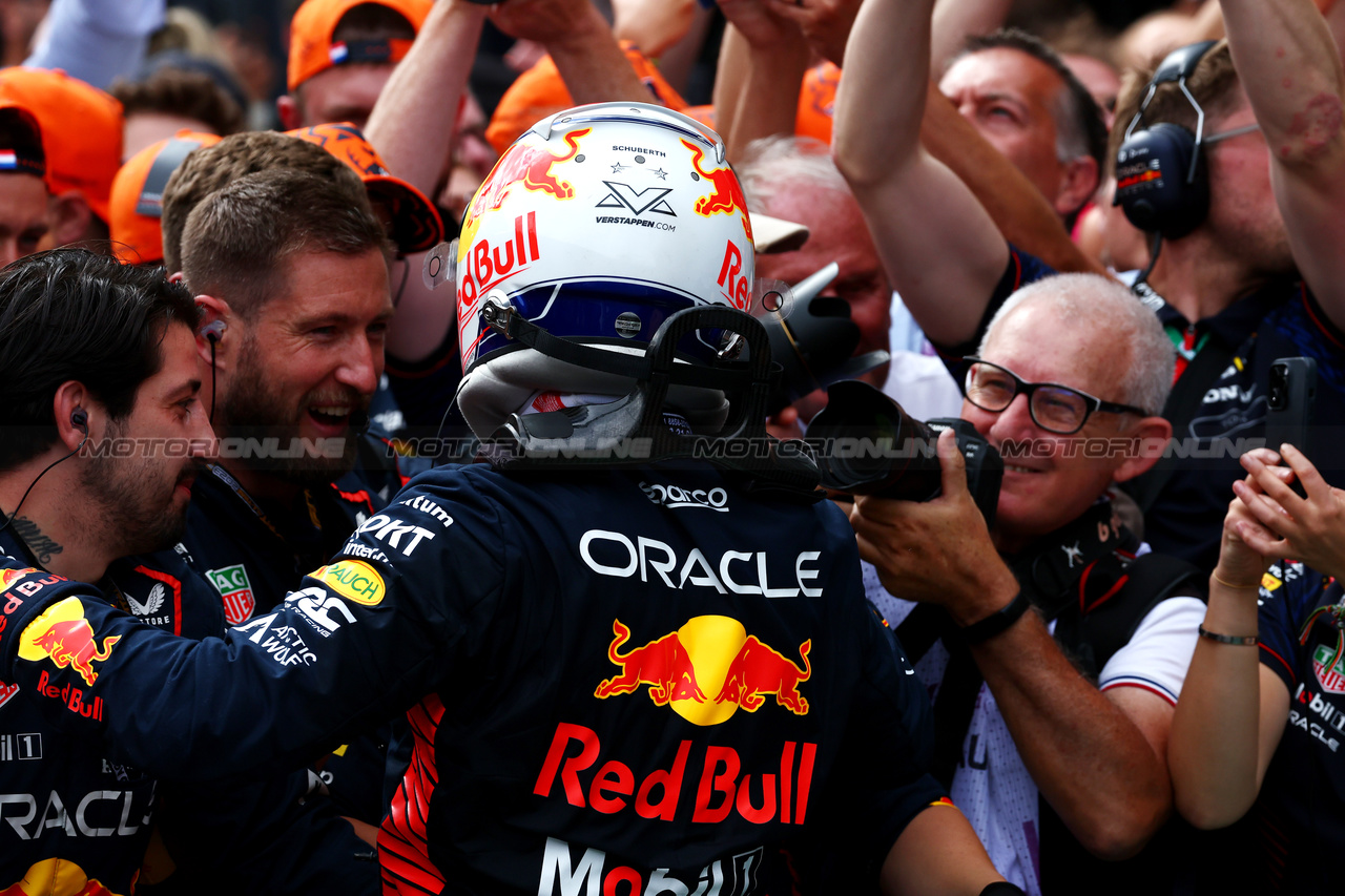 GP AUSTRIA, Gara winner Max Verstappen (NLD) Red Bull Racing celebrates with the team in parc ferme.

02.07.2023. Formula 1 World Championship, Rd 10, Austrian Grand Prix, Spielberg, Austria, Gara Day.

 - www.xpbimages.com, EMail: requests@xpbimages.com © Copyright: Coates / XPB Images