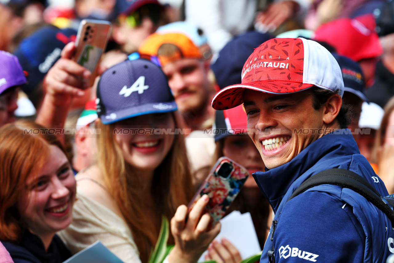 GP AUSTRIA, Nyck de Vries (NLD) AlphaTauri with fans.

02.07.2023. Formula 1 World Championship, Rd 10, Austrian Grand Prix, Spielberg, Austria, Gara Day.

 - www.xpbimages.com, EMail: requests@xpbimages.com © Copyright: Coates / XPB Images
