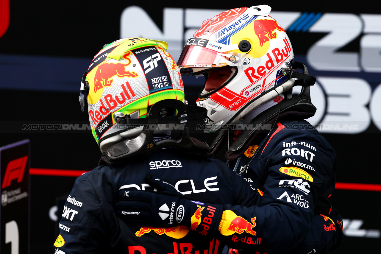 GP AUSTRIA, (L to R): Sergio Perez (MEX) Red Bull Racing with vincitore e team mate Max Verstappen (NLD) Red Bull Racing in parc ferme.

02.07.2023. Formula 1 World Championship, Rd 10, Austrian Grand Prix, Spielberg, Austria, Gara Day.

 - www.xpbimages.com, EMail: requests@xpbimages.com © Copyright: Coates / XPB Images