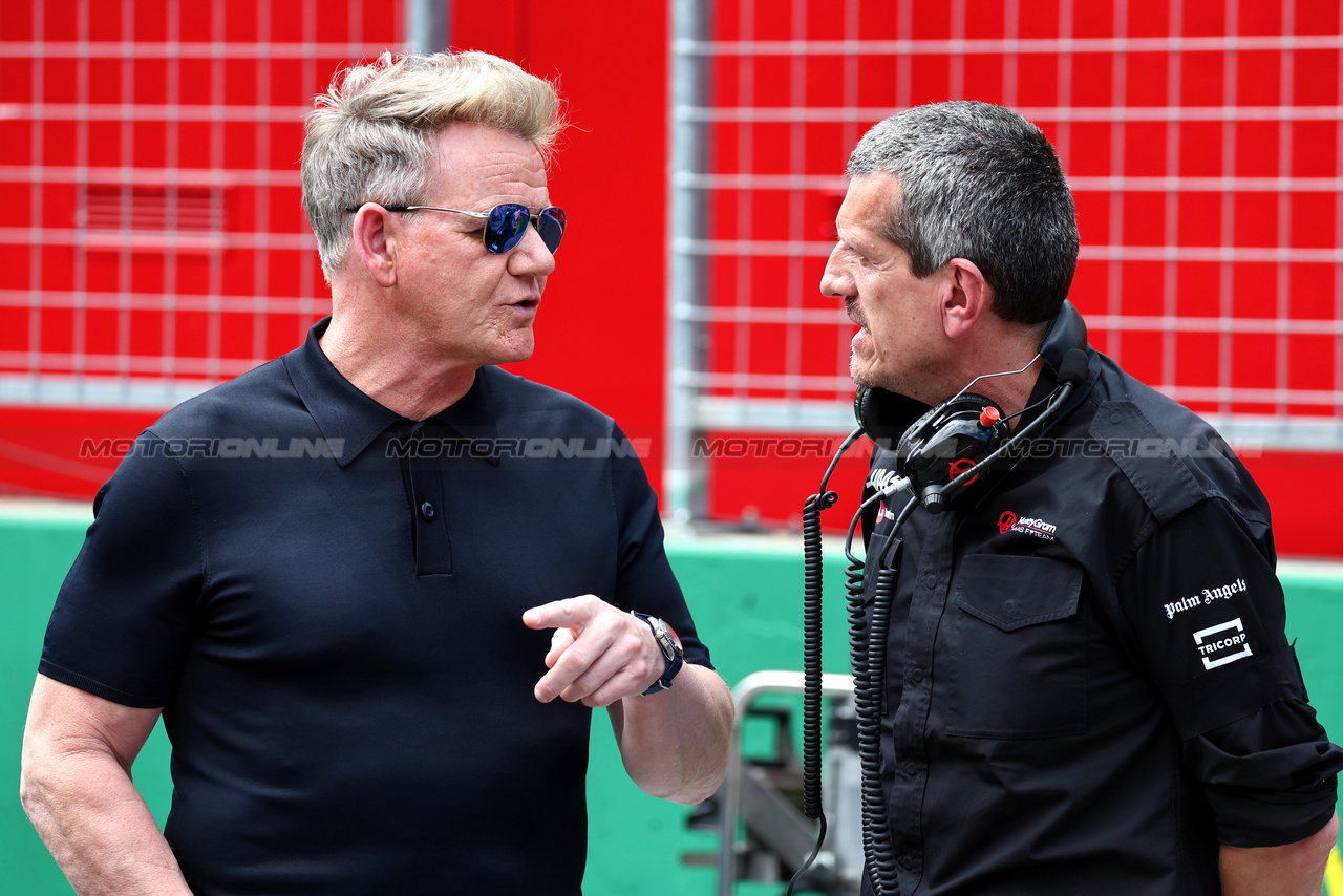 GP AUSTRIA, (L to R): Gordon Ramsey (GBR) Celebrity Chef with Guenther Steiner (ITA) Haas F1 Team Prinicipal on the grid.

02.07.2023. Formula 1 World Championship, Rd 10, Austrian Grand Prix, Spielberg, Austria, Gara Day.

- www.xpbimages.com, EMail: requests@xpbimages.com © Copyright: Moy / XPB Images